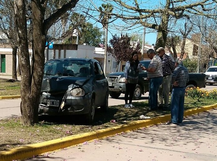 Automovilista lesionado al chocar con una camioneta