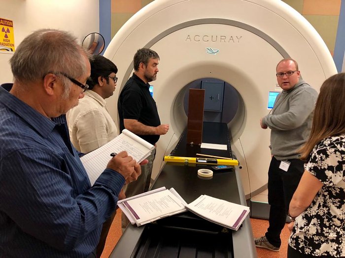 Capacitan a profesionales para la operación del TomoTherapy