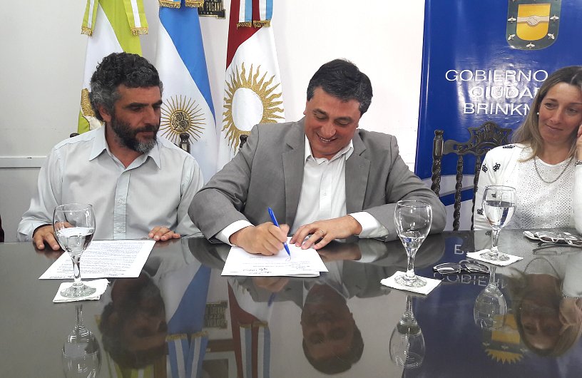 Tévez firmó un convenio con la Universidad Nacional de Rafaela
