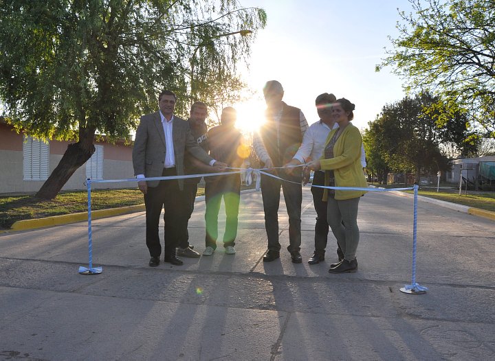 Tévez inauguró importantes obras en el Bo. Argentina 2000