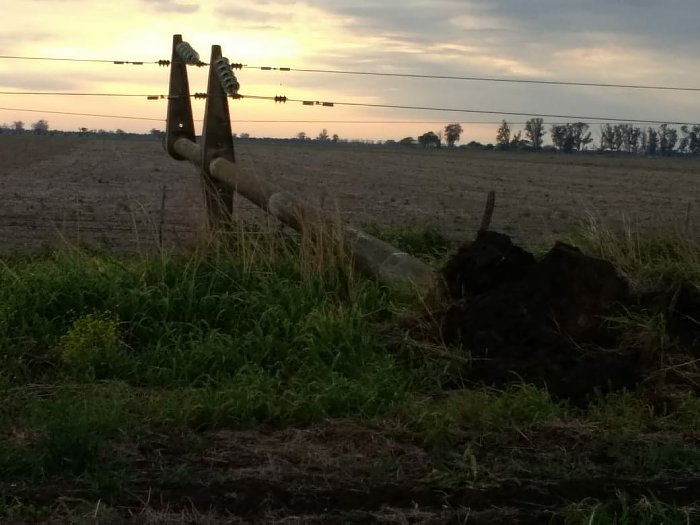 Localidades del noreste cordobés sin luz por caída de dos columnas