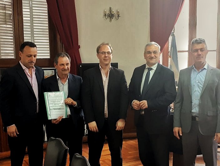 Firmaron convenio para un playón deportivo en Tacural