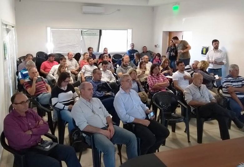 Encuentro entre autoridades políticas y especialistas del INTA