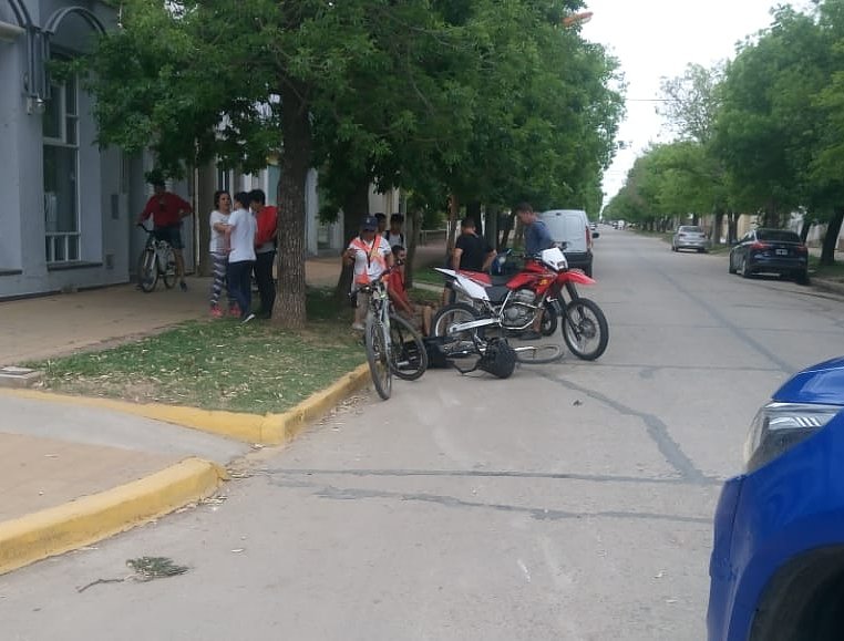 Chocaron una moto y una bicicleta en una esquina de Brinkmann