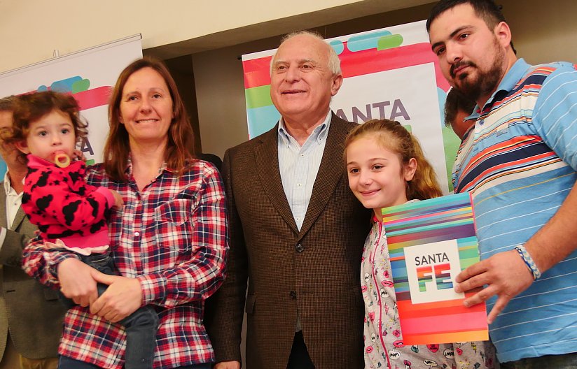 Lifschitz entregó viviendas, escrituras y fondos en Eusebia y Tacural