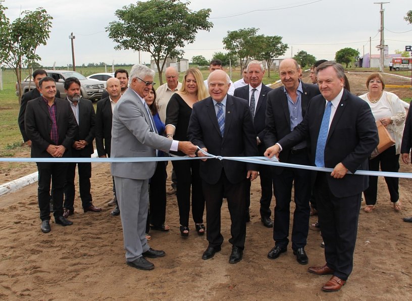 Lifschitz inauguró cordón cuneta y una pileta en Dos Rosas y la Legua
