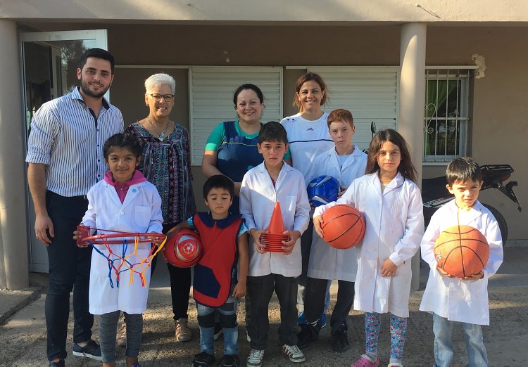 El Socialismo entregó elementos deportivos y didácticos a escuelas rurales