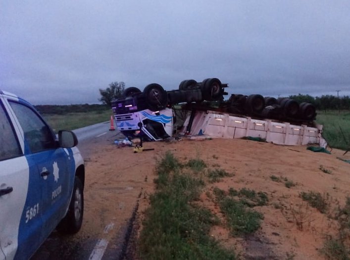 San Cristóbal: Volcó un camión en ruta 4