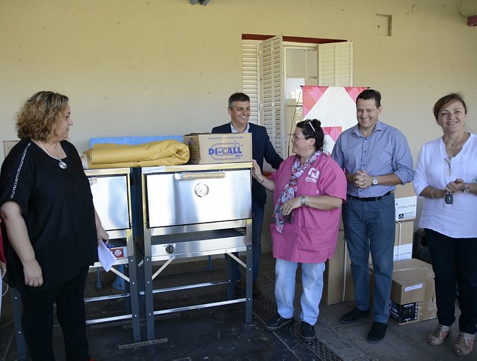 Entregaron electrodomésticos y mobiliarios a escuelas de Morteros