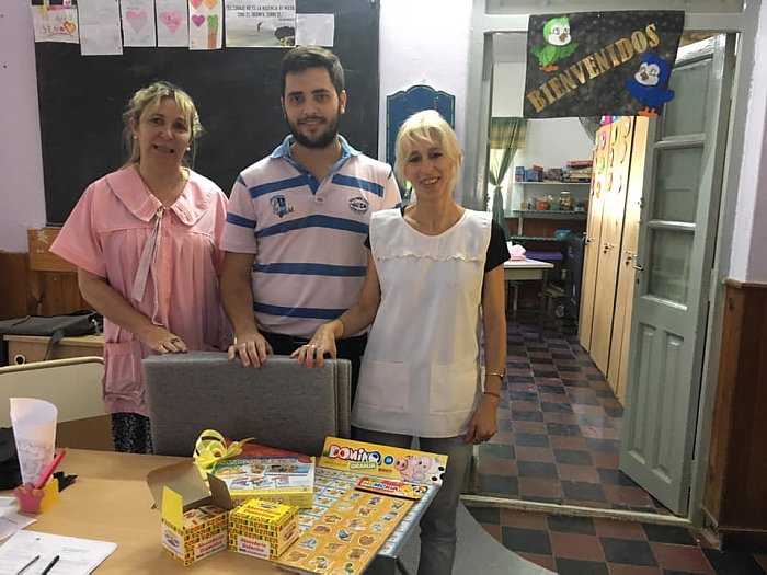 Peretti entregó elementos didácticos a escuela rural