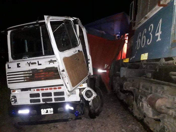 Tren chocó a un camión en paso a nivel de Hersilia