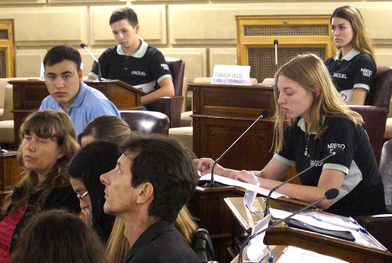 Alumnos de Humberto y Raquel sesionaron en el Senado