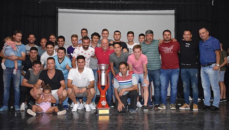 Devoto festejó los títulos de Primera y Reserva